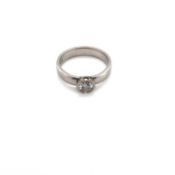 A HALLMARKED PLATINUM AND DIAMOND SOLITAIRE RING. THE DIAMOND WEIGHT 0.51cts. COLOUR E, CLARITY VS2.