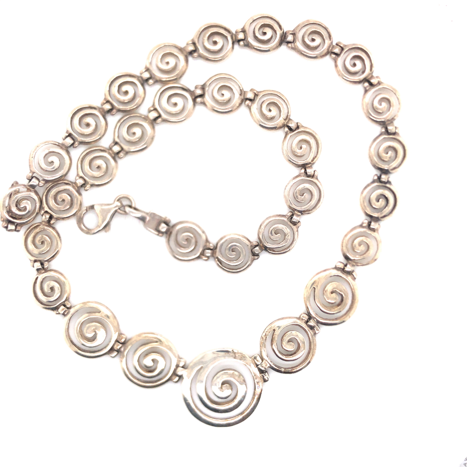 AN OPENWORK SPIRAL LINKED GRADUATED NECKLACE, APPROX LENGTH 43.5cms,TOGETHER WITH A PAIR OF HEART