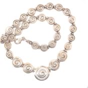 AN OPENWORK SPIRAL LINKED GRADUATED NECKLACE, APPROX LENGTH 43.5cms,TOGETHER WITH A PAIR OF HEART