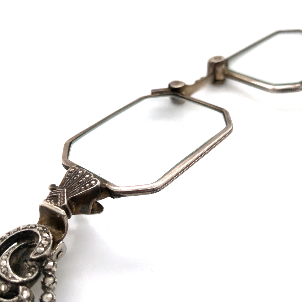 AN INTERESTING EARLY 20th CENTURY FOLDING LORGNETTE, WITH A DECORATIVE LEAF FORM MARCASITE SET - Image 4 of 5