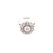 AN 18ct HALLMARKED WHITE GOLD DRESS RING, THE CLUSTER HEAD SET WITH CENTRAL LARGE AND TEN SMALLER
