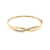 A 9ct HALLMARKED YELLOW GOLD AND DIAMOND CROSS OVER HINGED BANGLE COMPLETE WITH FIGURE OF EIGHT