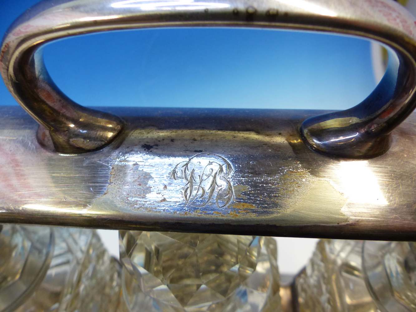 A VINTAGE ELECTROPLATE THREE BOTTLE TANTALUS, THE LOCK TO ONE SIDE BELOW THE CARRYING HANDLE ALLOWIN - Image 11 of 12