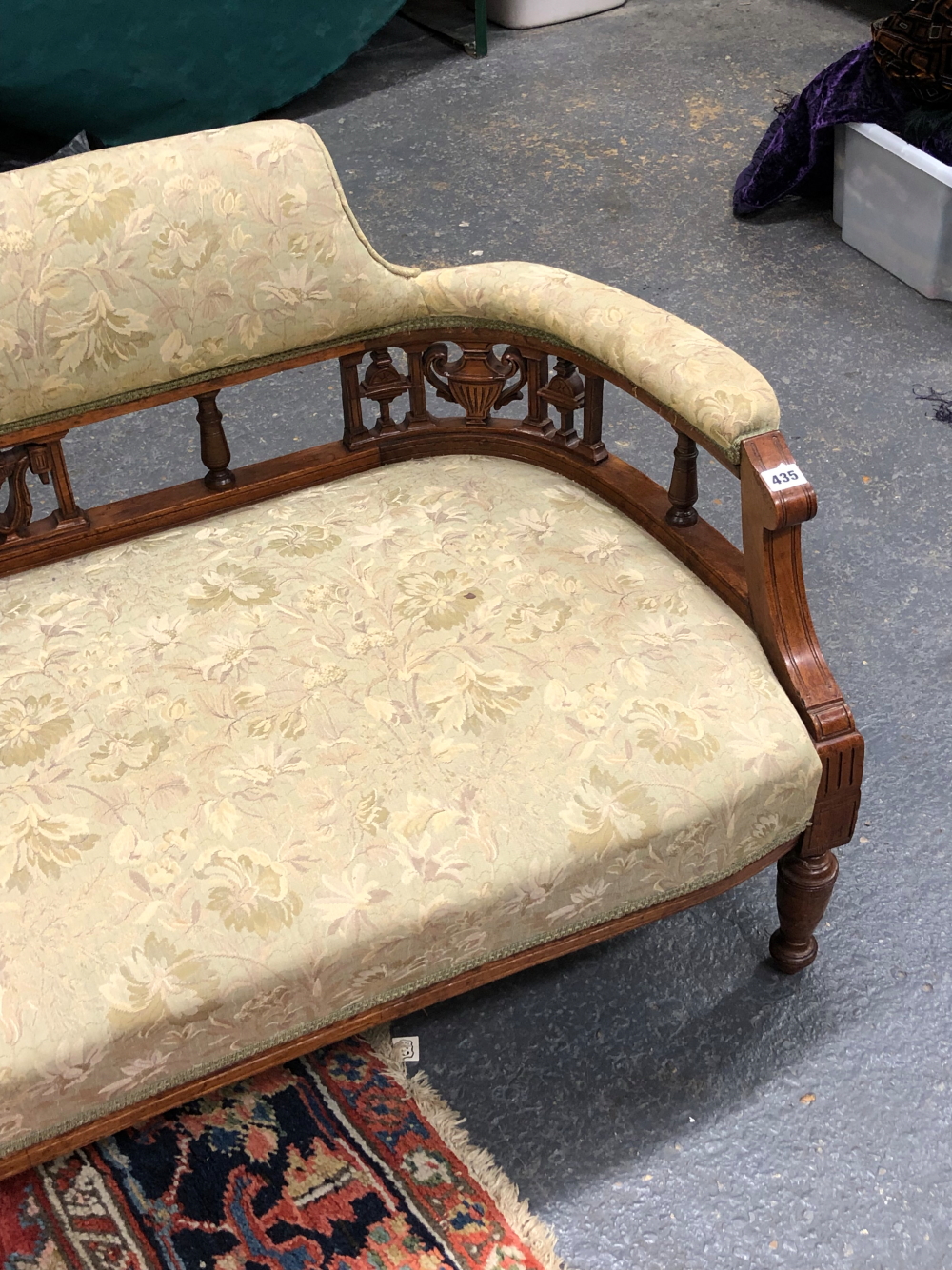 AN EDWARDIAN MAHOGANY SETTEE, THE TOP RAIL AND ARM RESTS UPHOLSTERED ABOVE A BACK RAIL OF SWAGS - Image 4 of 5