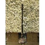 A SILVERED METAL CANDLESTICK TABLE LAMP, THE GUN BARREL COLUMN FLARING TO THE LEAF DECORATED