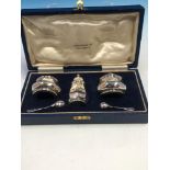 A HALLMARKED SILVER CRUET SET OF SALT, PEPPER AND MUSTARD WITH TWO SPOONS. MAPPIN AND WEBB