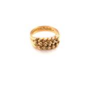 AN EDWARDIAN 18ct GOLD HALLMARKED SHOT RING. DATED 1908 CHESTER. FINGER SIZE M1/2. WEIGHT 5.87grms