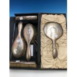 A HALLMARKED SILVER FIVE PIECE DRESSING TABLE SET WITH HAMMERED FINISH. BIRMINGHAM 1923 ( CASED)