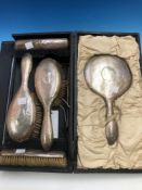 A HALLMARKED SILVER FIVE PIECE DRESSING TABLE SET WITH HAMMERED FINISH. BIRMINGHAM 1923 ( CASED)