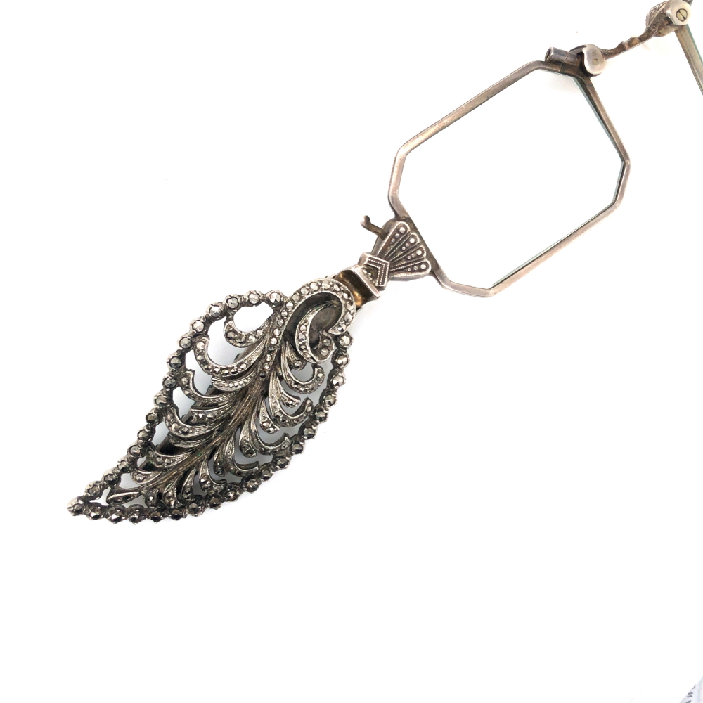 AN INTERESTING EARLY 20th CENTURY FOLDING LORGNETTE, WITH A DECORATIVE LEAF FORM MARCASITE SET - Image 2 of 5