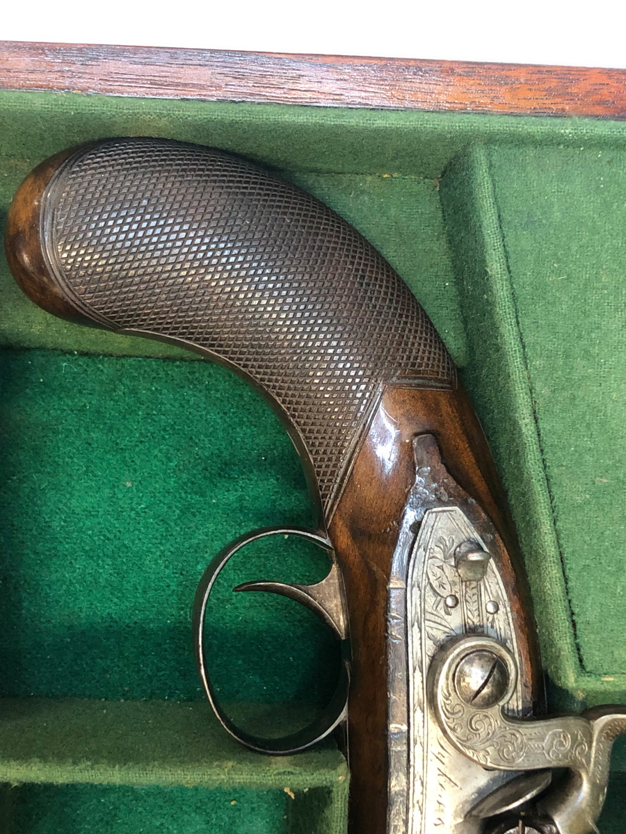 A CASED PAIR OF PERCUSSION CAP PISTOLS BY SYKES, RAMRODS BELOW THE BROWNED OCTAGONAL BARRELS. W - Image 4 of 16