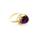 A 9ct HALLMARKED GOLD CHEQUERBOARD FACET AMETHYST COCKTAIL RING SET IN A CARVED TAJ MAHAL STYLISED