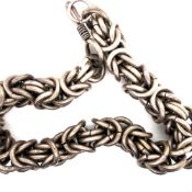 A HEAVY LARGE KINGS LINK CHAIN WITH HOOK CLASP. UNMARKED AND ASSESSED AS SILVER. LENGTH 38cms