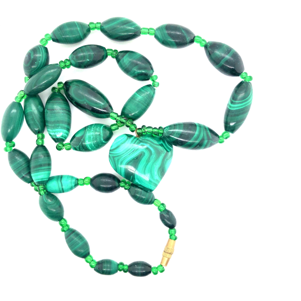 A GRADUATED MALACHITE BEADED NECKLACE SUSPENDING A MALACHITE HEART PENDANT, TOGETHER WITH AN - Image 3 of 9