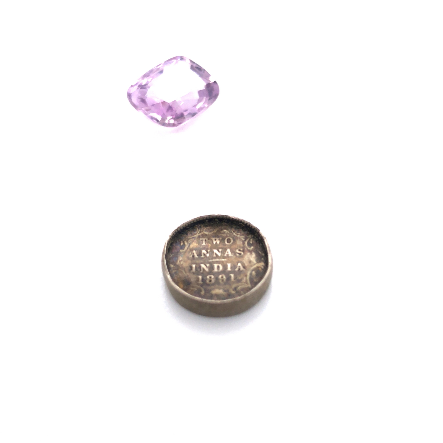 AN ANTIQUE FACET CUT LOOSE PINK SAPPHIRE, APPROX 13mm X 10mm, WEIGHT APPROX 6.26cts. TOGETHER WITH A - Image 3 of 3