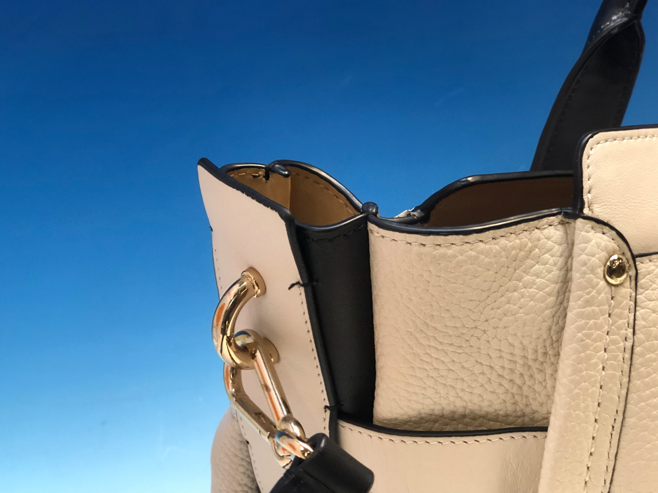 A COACH NEW YORK CREAM AND BLACK LARGE LEATHER HANDBAG WITH DUSTBAG. - Image 4 of 11
