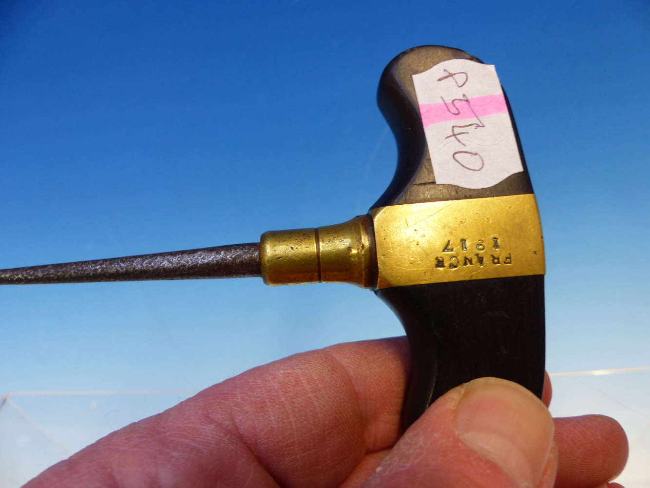 A FRENCH BRASS MOUNTED EBONY HANDLED PUSH DAGGER AND WOOD SCABBARD - Image 6 of 6