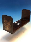 A STAINED WOOD BOOK SLIDE, EACH OF THE RECTANGULAR ENDS PAINTED WITH A CATS HEAD. W 32.5cms. CLOSED