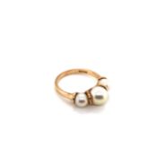 A 9ct HALLMARKED YELLOW GOLD TRIPLE PINKISH-GREEN CULTURED PEARL GRADUATED BAR SET RING. FINGER SIZE