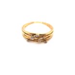 A HALLMARKED 9ct YELLOW GOLD AND DIAMOND RAIN DANCE STYLE RING. SIZE ROUND BRILLIANT CUT DIAMONDS