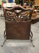 AN ART NOUVEAU COPPER FIRE SCREEN, THE SERPENTINE TOP PIERCED WITH CENTRAL HANDLE ABOVE TWO FROND