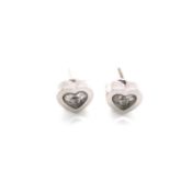 A PAIR OF 18ct HALLMARKED WHITE GOLD EAR STUDS OF HEART FORM WITH WINDOWED CENTRES ENCLOSING