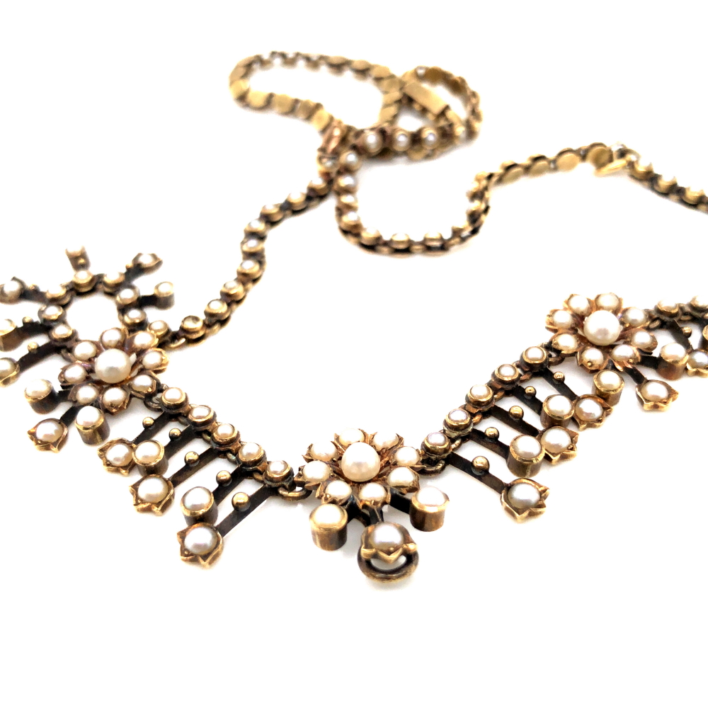 AN ANTIQUE SEED PEARL FOLIATE STYLE NECKLACE COLLAR, COMPLETE WITH SEED PEAR INTEGRATED BOX CLASP. - Image 2 of 3