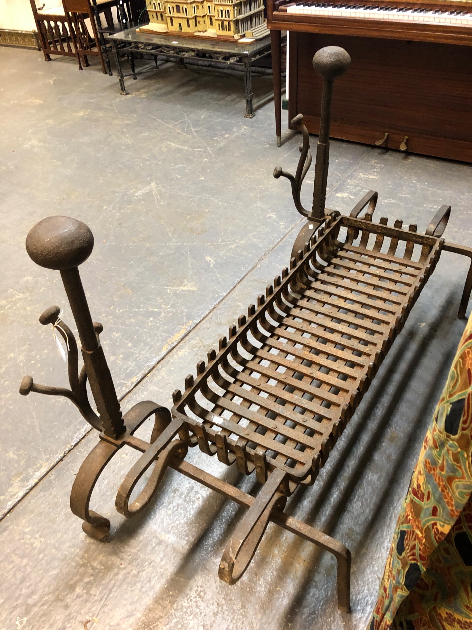 A 19th C. IRON FIRE GRATE WITH A PAIR OF BRACKET SUPPORTS FRONTED BY BUN TOPPED COLUMNS EACH WITH - Image 8 of 11