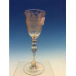 AN 18th C. DUTCH EAST INDIA COMPANY WINE GLASS, INSCRIBED AROUND THE RIM HET WEL VAAREN VAN DE