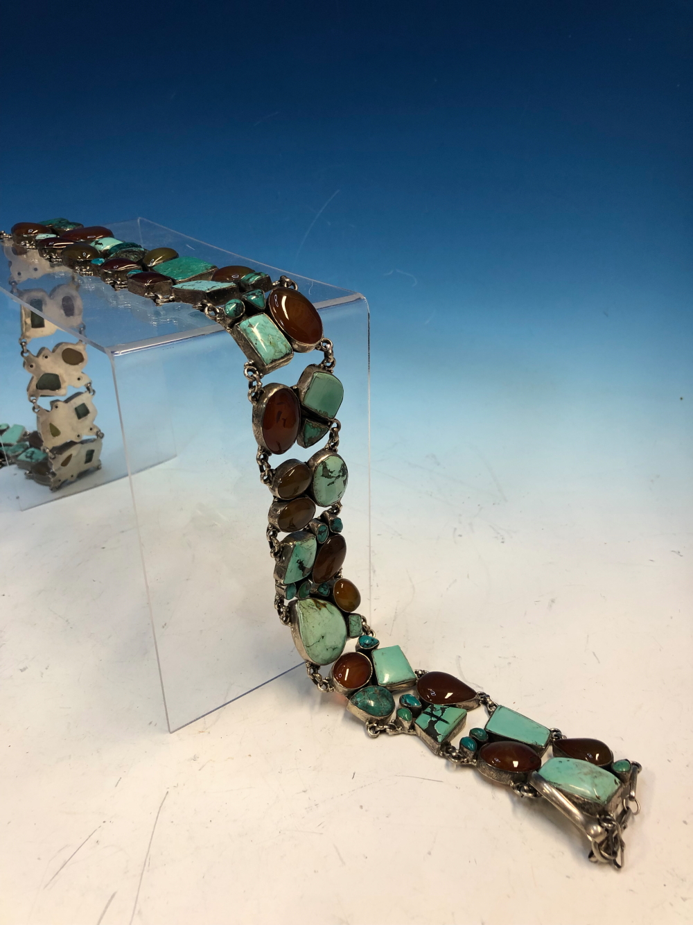 A TURQUOISE AND CARNEILAN MULTI STONE BELT. STAMPED 925 AND ASSESSED AS SILVER. LENGTH INCLUDING