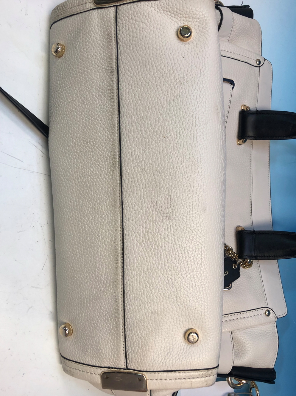 A COACH NEW YORK CREAM AND BLACK LARGE LEATHER HANDBAG WITH DUSTBAG. - Image 10 of 11