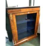 A VICTORIAN MARQUETRIED WALNUT DISPLAY CABINET, THE TOP WITH AN EBONISED EDGE OVER A GLAZED DOOR