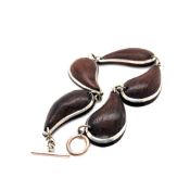 A MODERNIST STYLE WOOD AND CONTINENTAL SILVER MOUNTED SUITE OF JEWELLERY, COMPRISING OF A PAIR OF