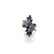 AN 18ct HALLMARKED WHITE GOLD, SAPPHIRE AND DIAMOND FOLIATE DOUBLE CLUSTER RING. THE TWELVE ROUND