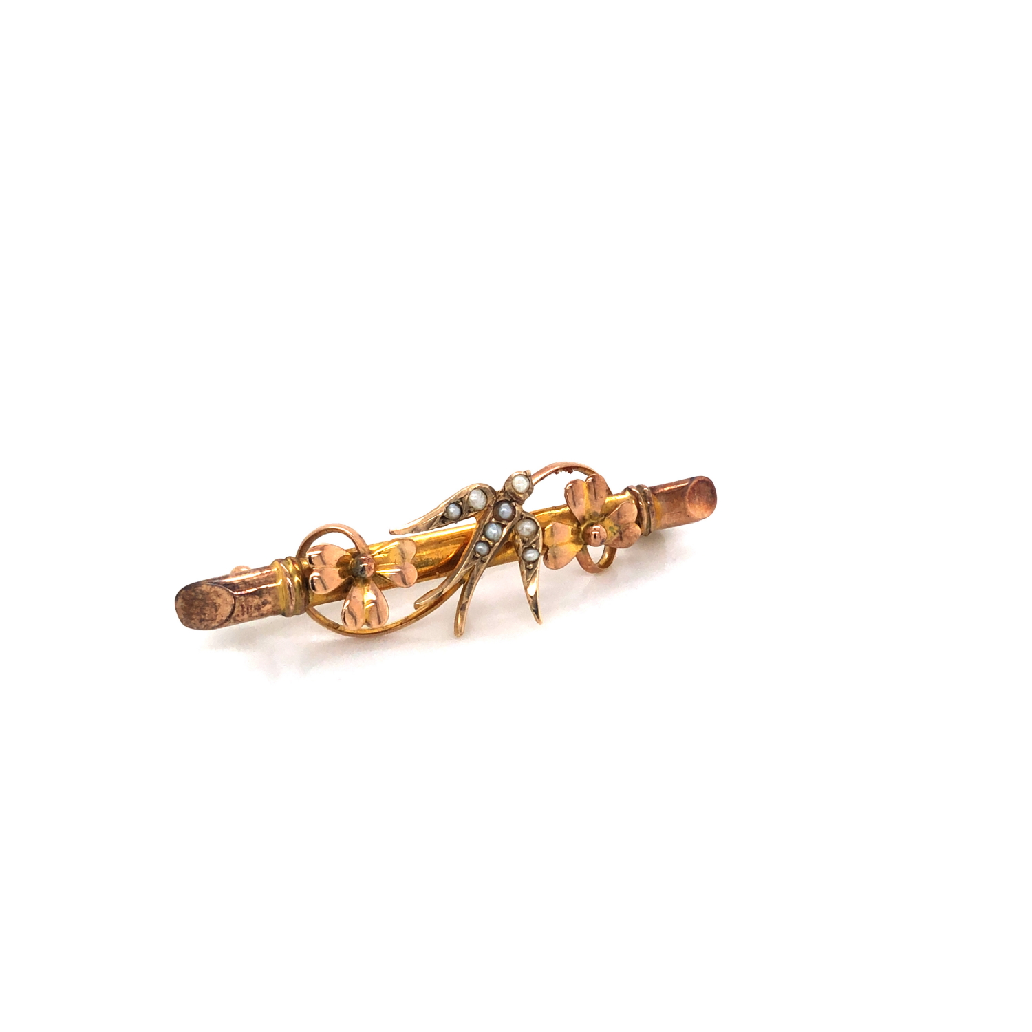 AN EDWARDIAN SWEETHEART BAR BROOCH. THE SEED PEARL SET SWALLOW FLYING BETWEEN CLOVER HEADS. - Image 6 of 6