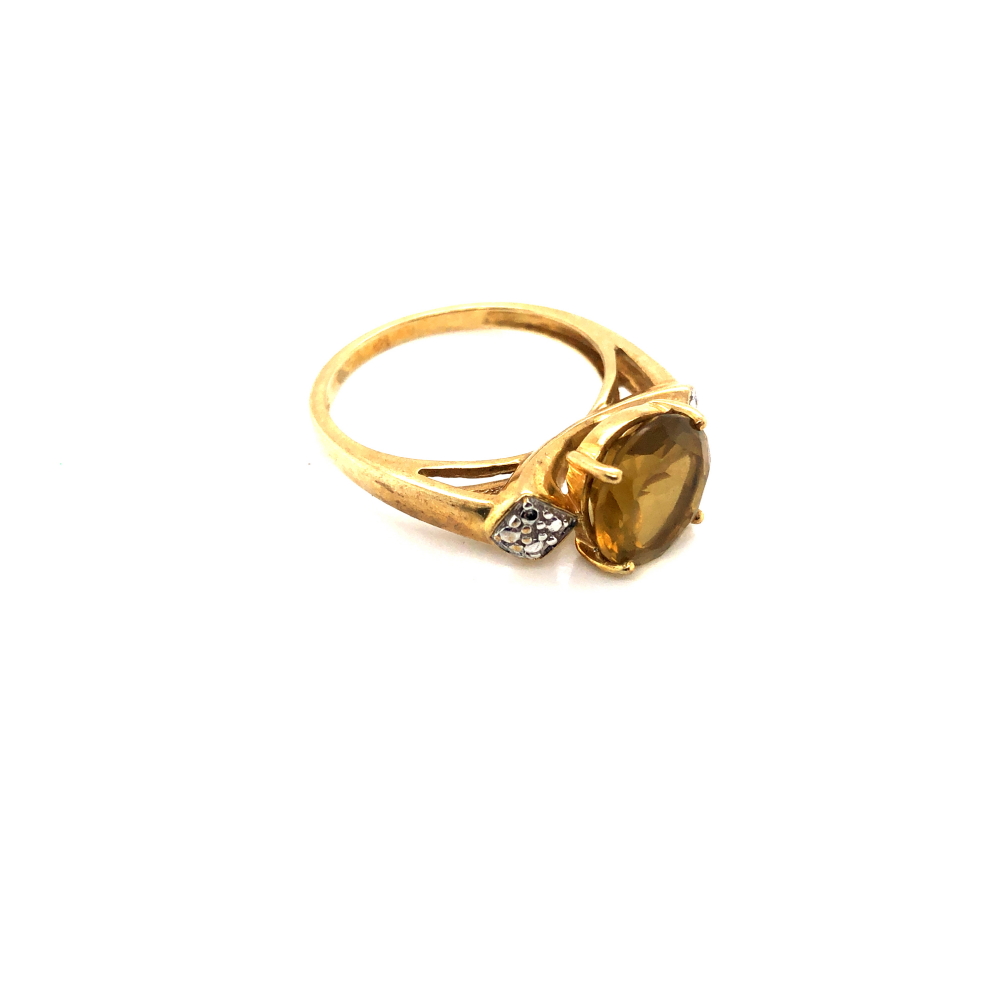 A HALLMARKED 9ct YELLOW GOLD YELLOW QUARTZ DRESS RING. FINGER SIZE N. WEIGHT 3.41grms. - Image 2 of 3