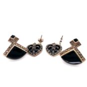 A GROUP OF MARCASITE AND STONE SET JEWELLERY TO INCLUDE EARRINGS, PENDANTS AND A RING. UNHALLMARKED,