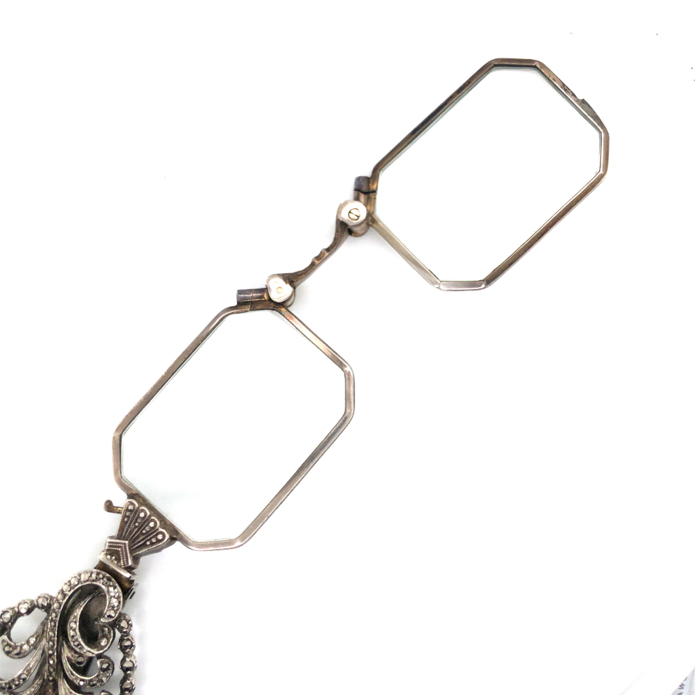 AN INTERESTING EARLY 20th CENTURY FOLDING LORGNETTE, WITH A DECORATIVE LEAF FORM MARCASITE SET - Image 5 of 5
