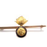 A VINTAGE ROYAL WELCH FUSILIERS ENAMEL BAR BROOCH, STAMPED 9ct ASSESSED AS 9ct YELLOW GOLD. LENGTH