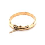 A 9ct HALLMARKED YELLOW GOLD BAMBOO STYLE HINGED BANGLE, COMPLETE WITH SAFETY CHAIN. DATED 1958,