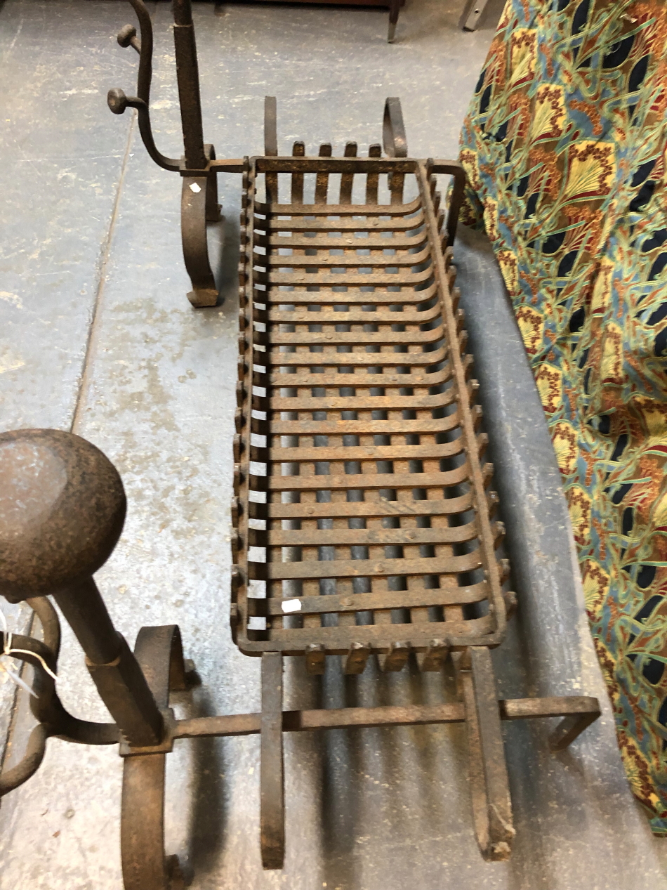 A 19th C. IRON FIRE GRATE WITH A PAIR OF BRACKET SUPPORTS FRONTED BY BUN TOPPED COLUMNS EACH WITH - Image 7 of 11