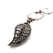 AN INTERESTING EARLY 20th CENTURY FOLDING LORGNETTE, WITH A DECORATIVE LEAF FORM MARCASITE SET