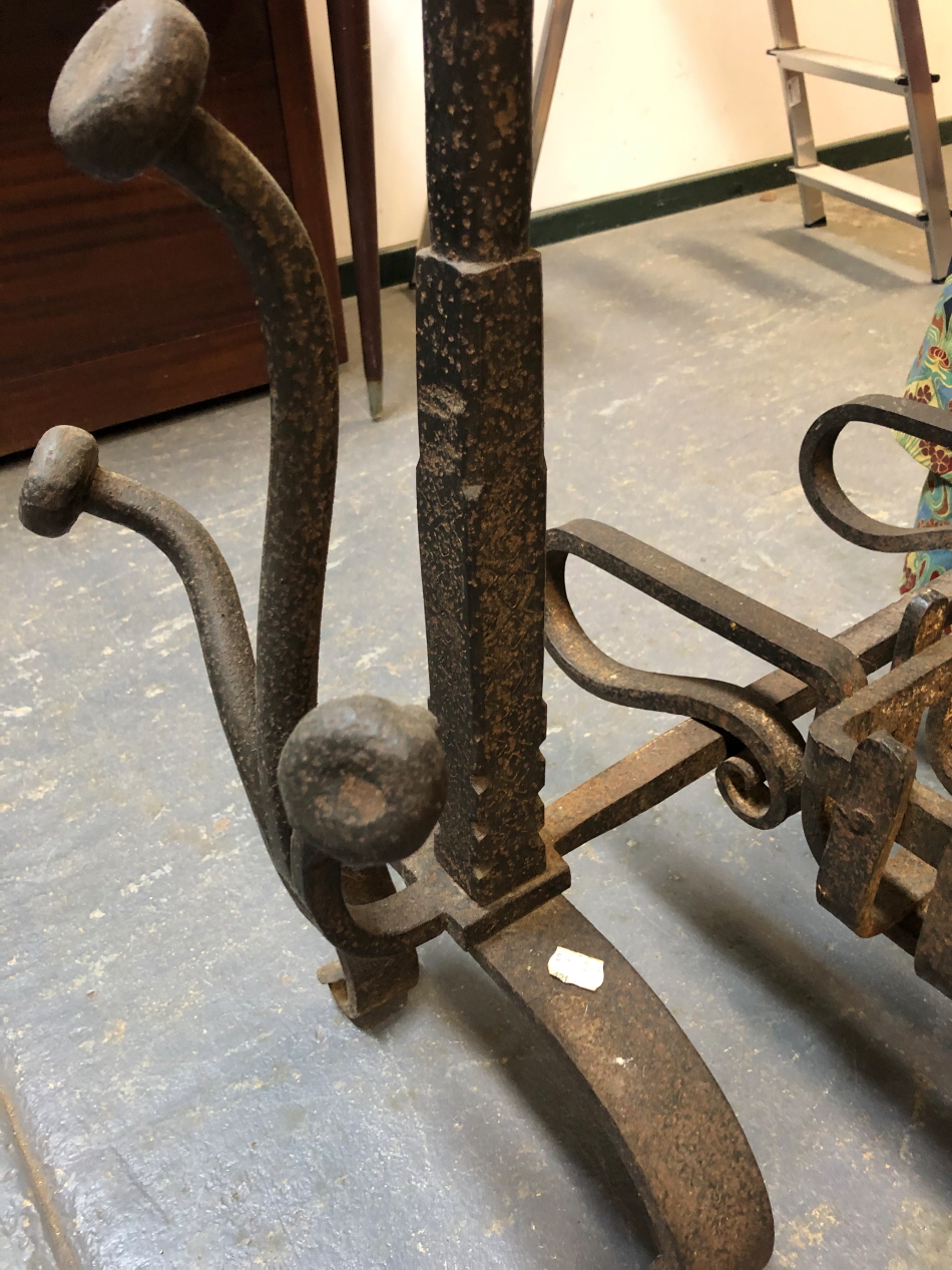 A 19th C. IRON FIRE GRATE WITH A PAIR OF BRACKET SUPPORTS FRONTED BY BUN TOPPED COLUMNS EACH WITH - Image 11 of 11
