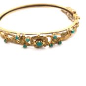 A VINTAGE 9ct HALLMARKED GOLD AND CHRYSOPRASE FOLIATE HINGED BANGLE. WEIGHT 13.92grms.
