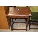 EARLY 20TH CENTURY OAK OCCASIONAL TABLE, 61CM WIDE