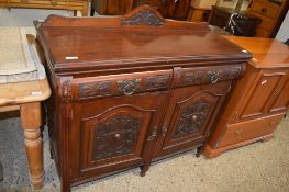 EDWARDIAN MAHOGANY SIDEBOARD WITH CARVED DETAIL, 119CM WIDE