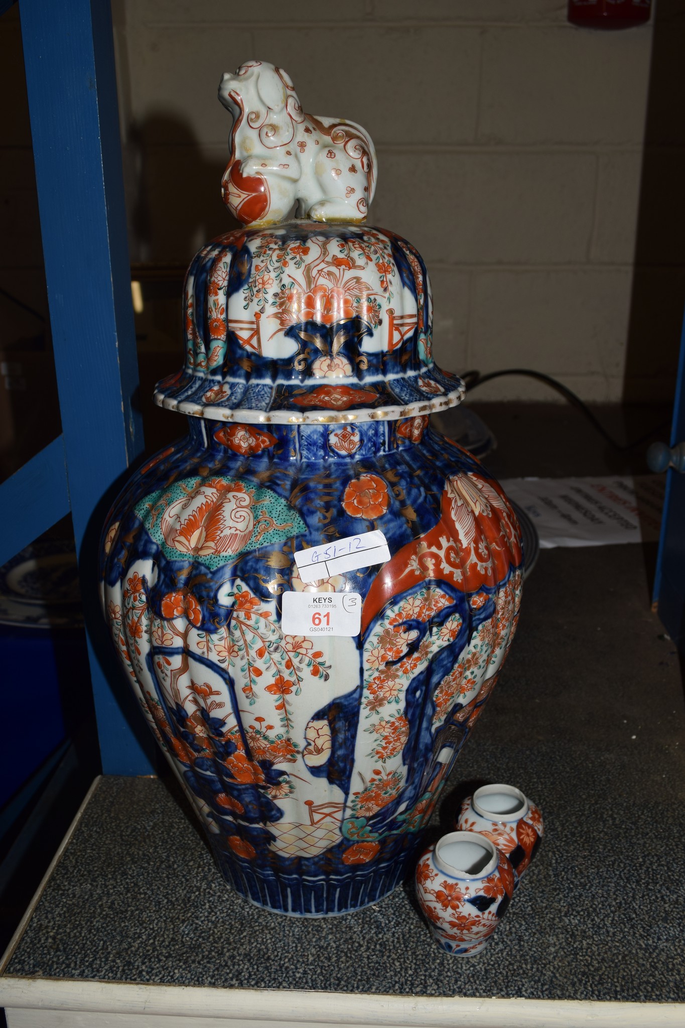 LARGE JAPANESE IMARI VASE WITH DOG OF FO FINIAL TO COVER AND TWO SMALL IMARI VASES