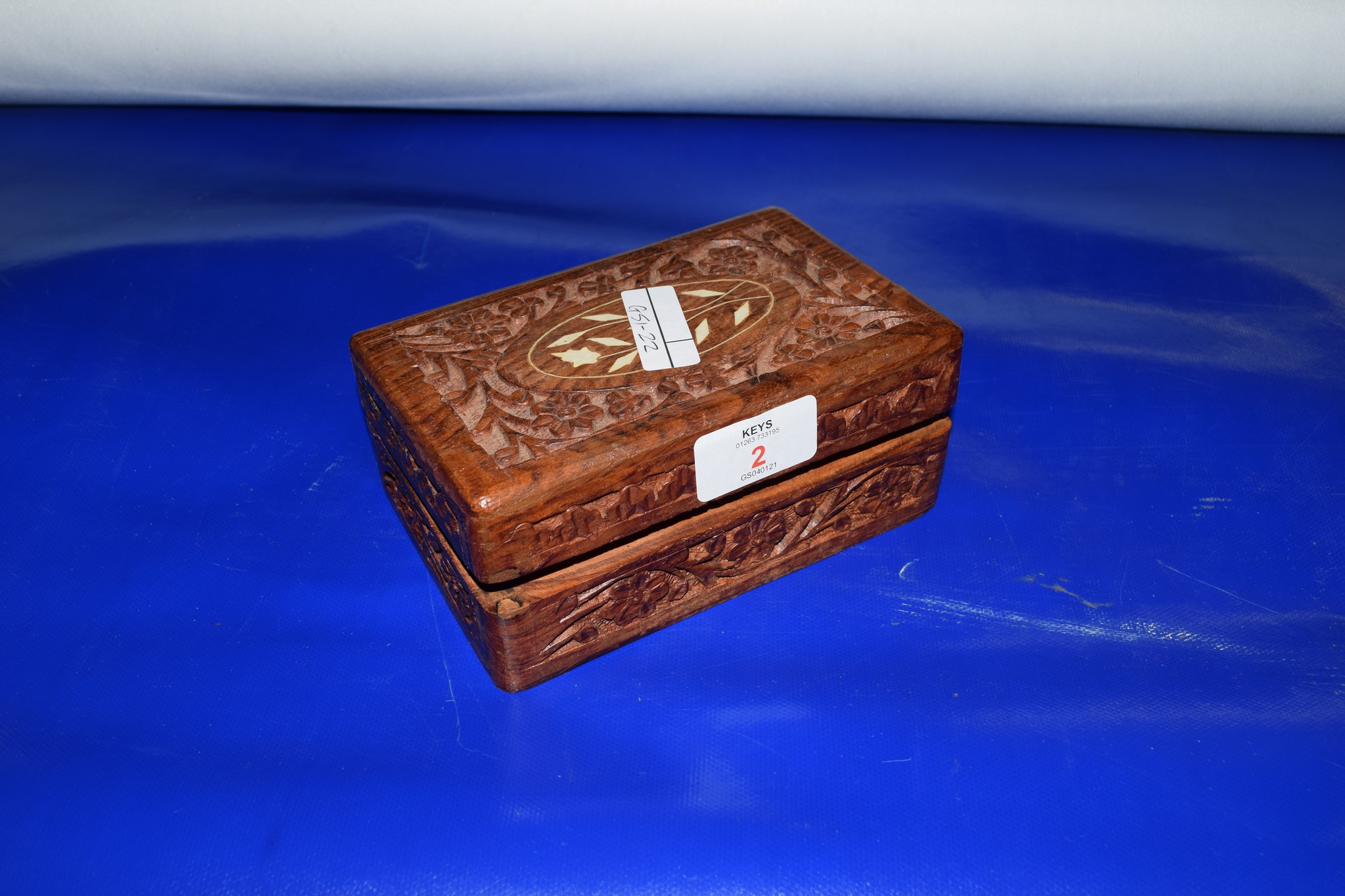 CARVED WOODEN BOX CONTAINING A QUANTITY OF COINS OF MEDALS INCLUDING COMMEMORATIVE CROWNS AND