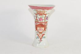 Lowestoft porcelain flared beaker vase decorated in polychrome in Chinese export fashion, 15cm high