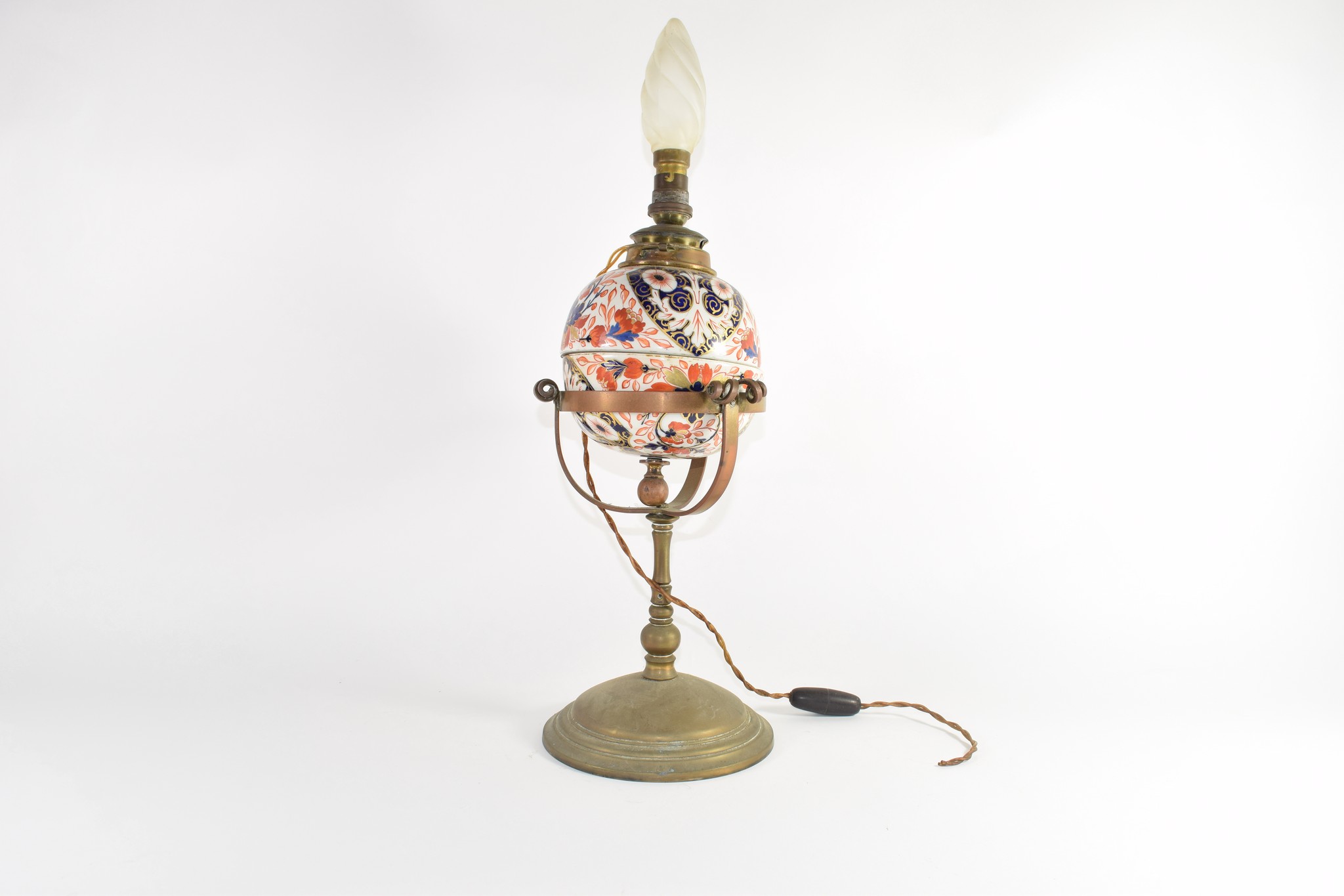 Oil lamp with ceramic reservoir in an Imari design, on brass base